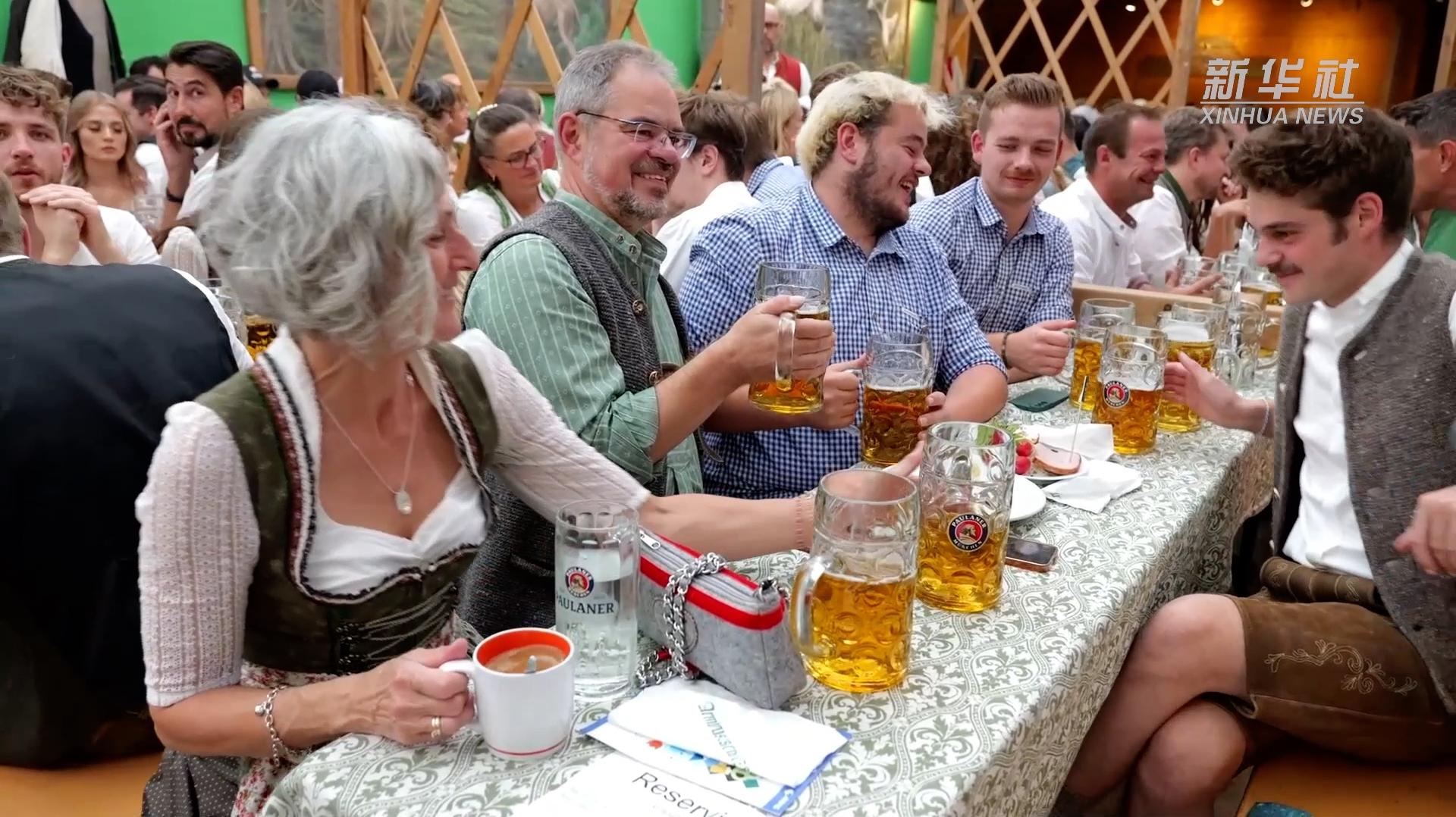 狂热球迷在慕尼黑市中心举办比赛前庆祝活动的简单介绍 狂热球迷在慕尼黑市中心举办比赛前庆祝活动的简单介绍