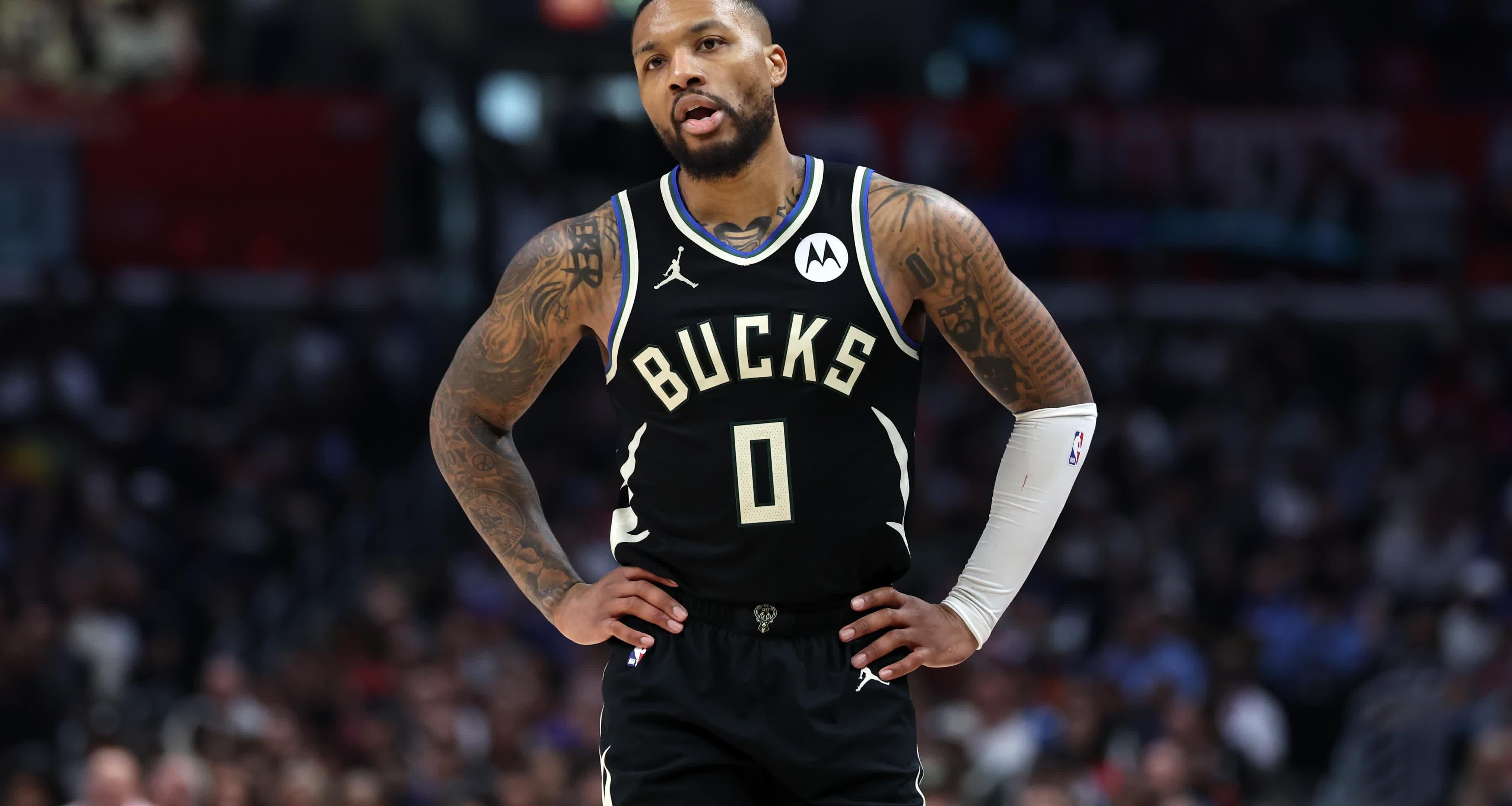 开拓者惨遭雄鹿逆转,利拉德孤掌难鸣球队失利 开拓者惨遭雄鹿逆转,利拉德孤掌难鸣球队失利