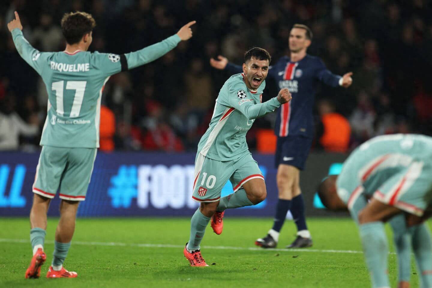 关于足球场上的豪门对决让人目不转睛的信息 关于足球场上的豪门对决让人目不转睛的信息