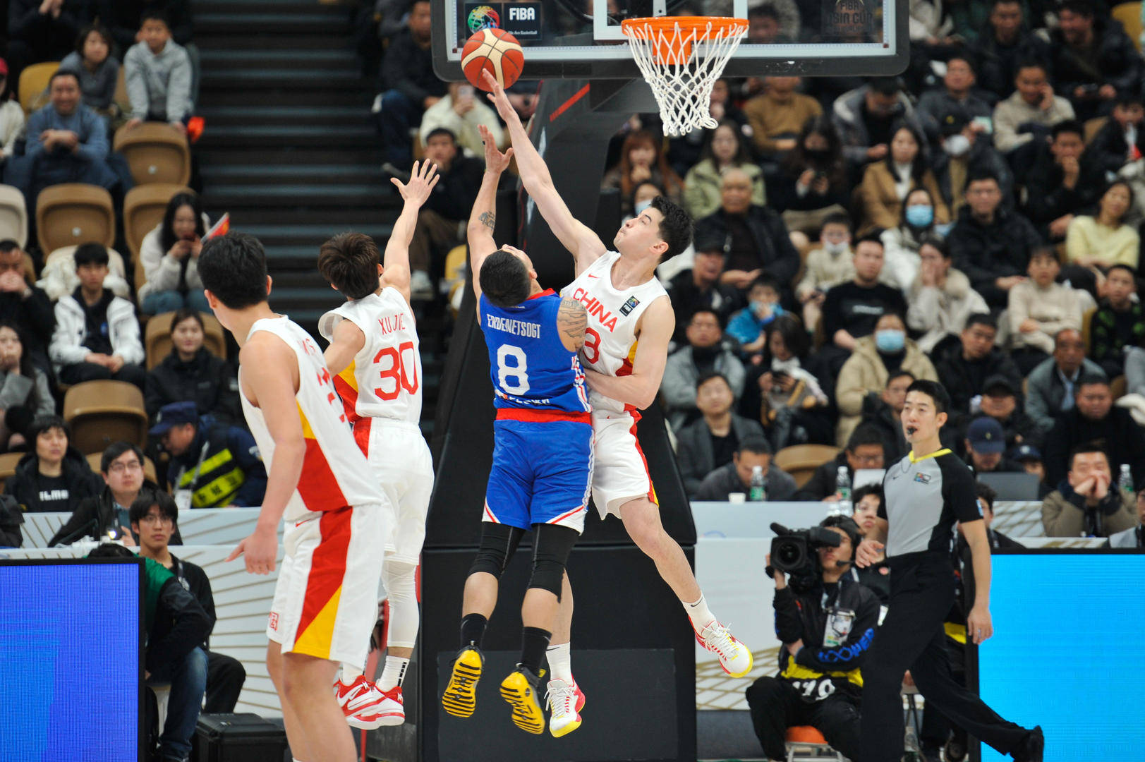 开云体育官方网站-比赛中球员身体对抗，争球强度达到高峰的简单介绍