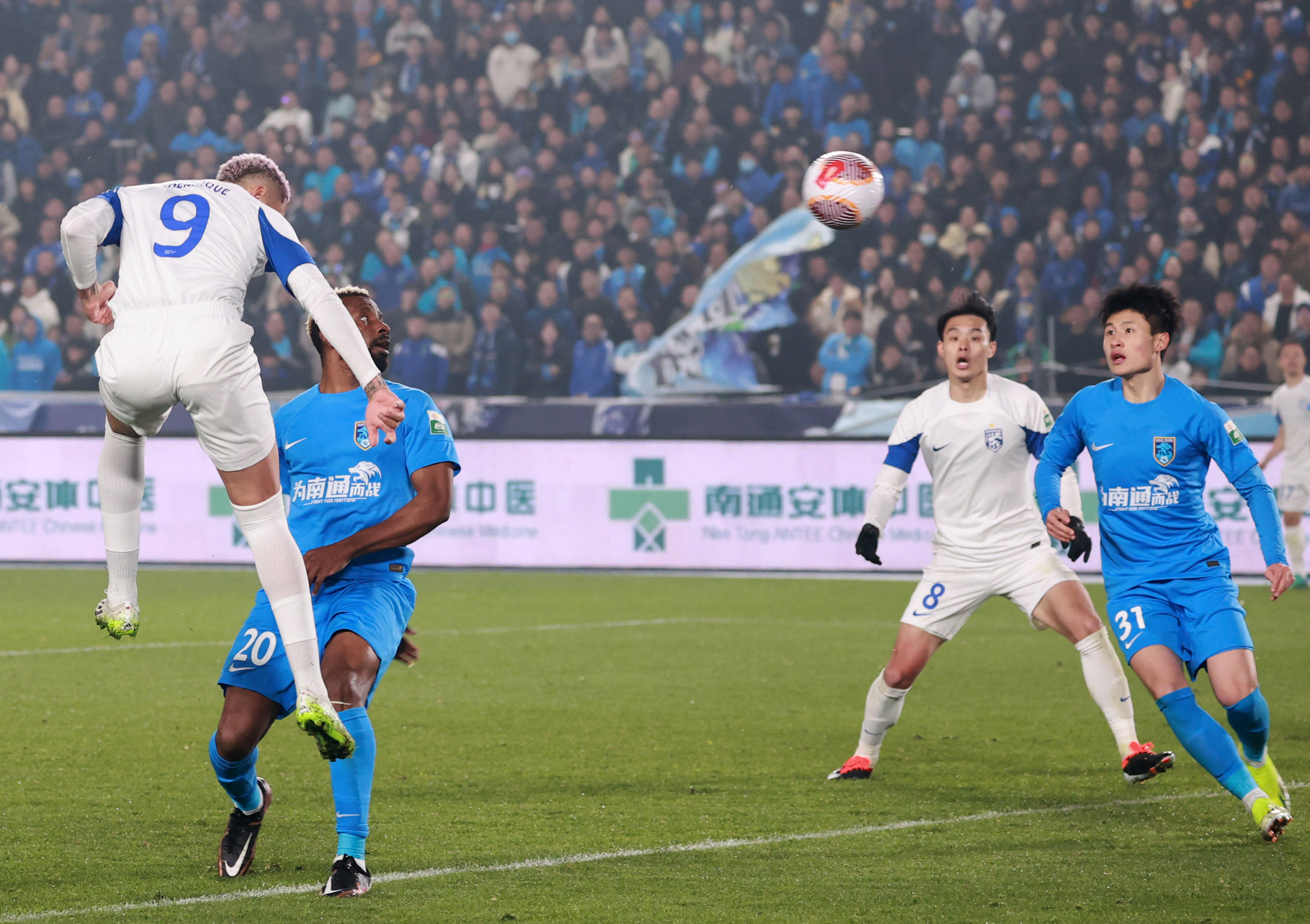 开云下载-国内职业足球联赛战局逐渐明朗