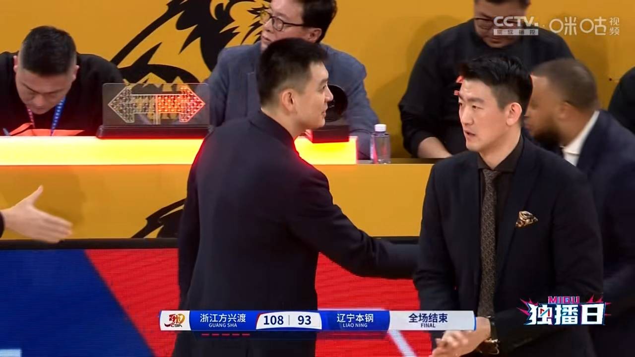 开云下载-一支球队在比赛中输球，寻找调整方向