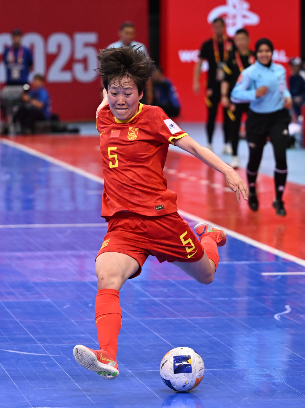 开云体育官网-包含女子足球鏖战一触即发，英勇无畏！的词条