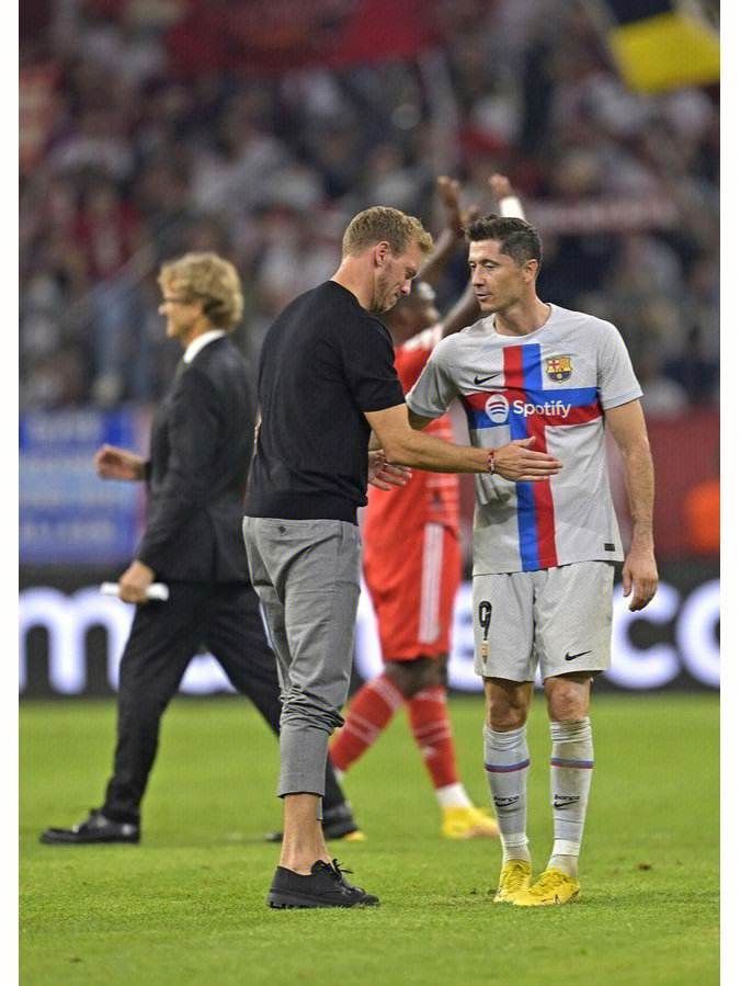 包含拜仁慕尼黑客场轻松取胜，保持领跑位置的词条