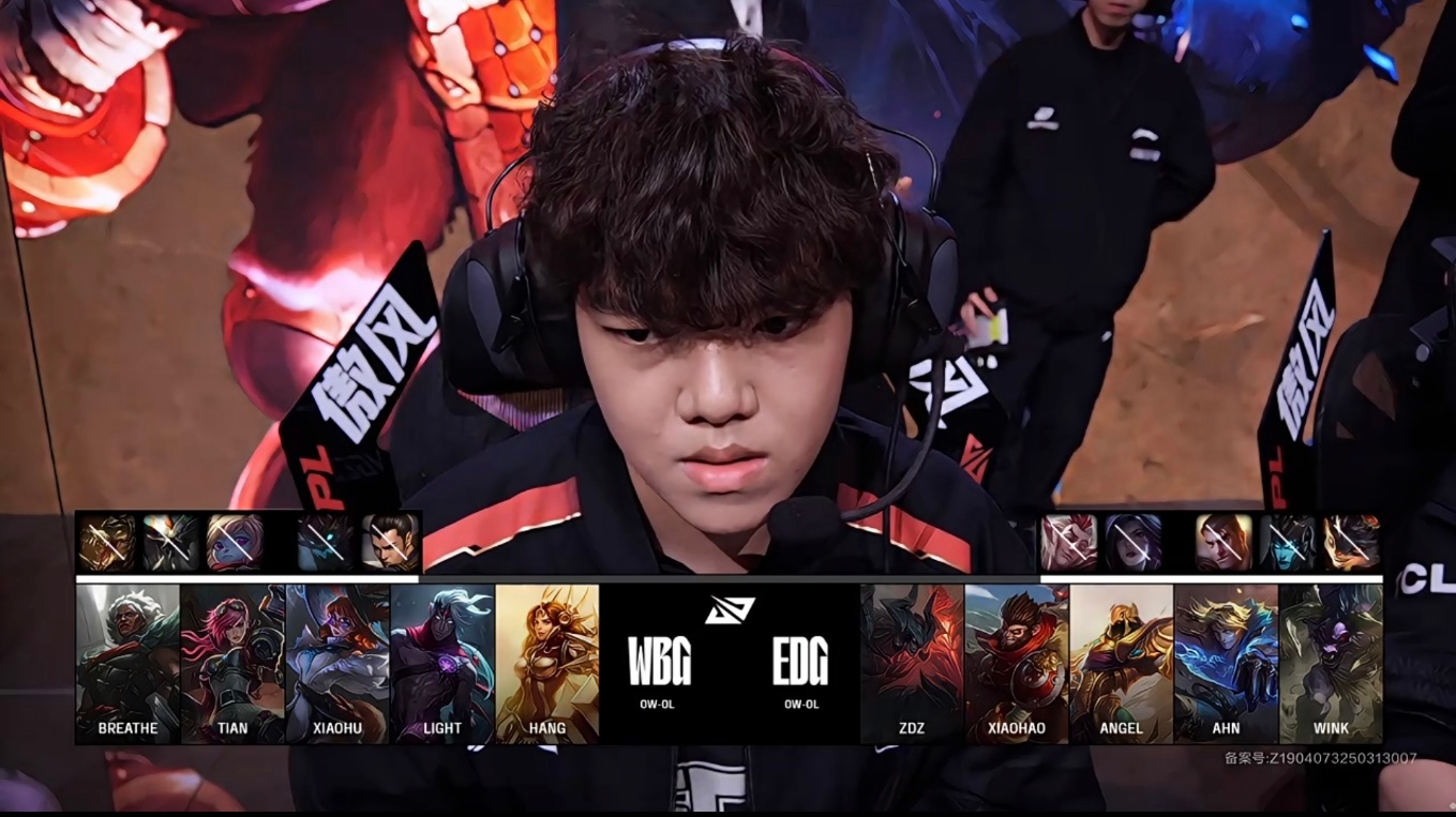 EDG力克DFM,Uzi完成史诗逆转四强赛3:2(深圳) EDG力克DFM,Uzi完成史诗逆转四强赛3:2(深圳)