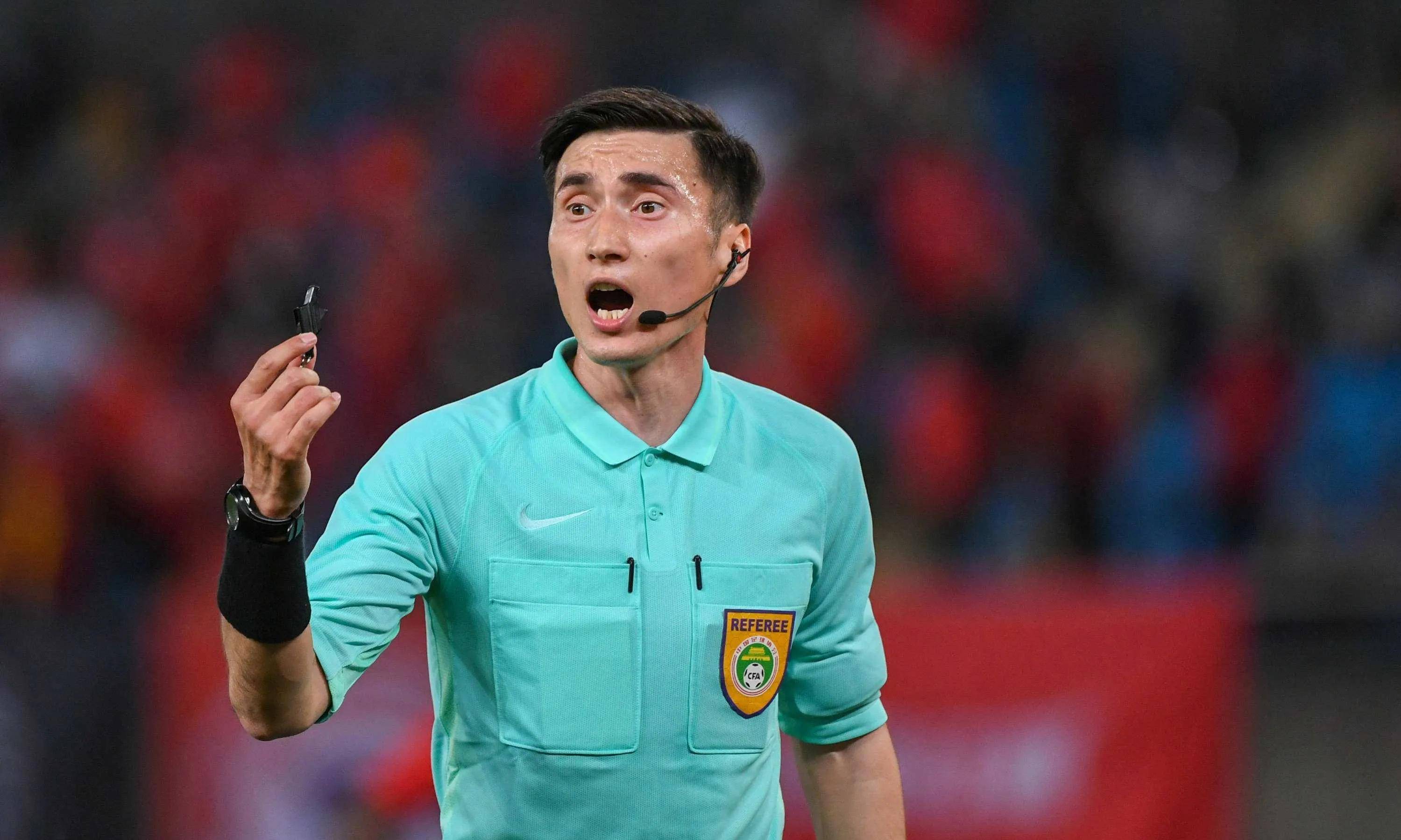 开云体育中国-裁判判罚争议不断，球迷情绪高涨