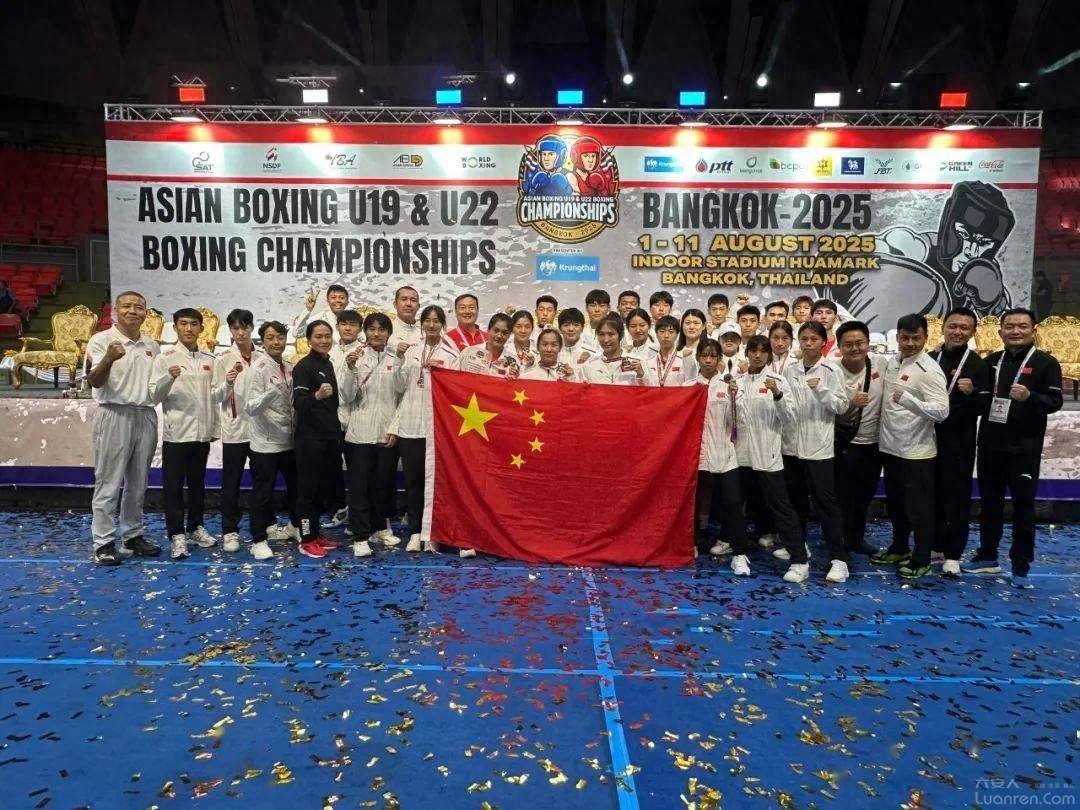 开云体育-包含拳击冠军赛打响，选手拼死一搏的词条