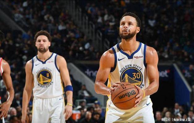 勇士主场大胜雷霆，库里成功复出