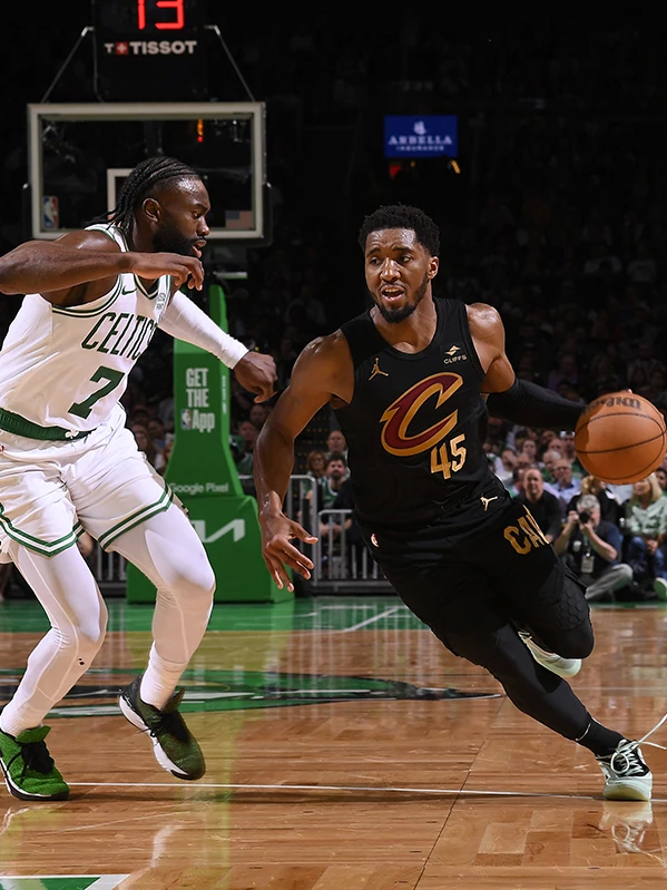 凯尔特人逆转骑士，詹姆斯状态火热