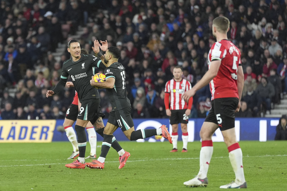 英超争冠焦点战，上海队险胜老鹰